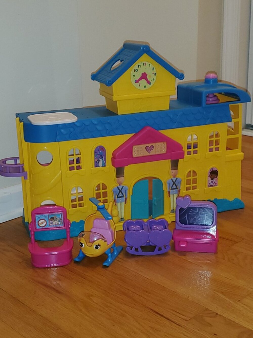 Doc McStuffins Hospital Playset & Many Extras! by Disney Junior  EUC! see photos